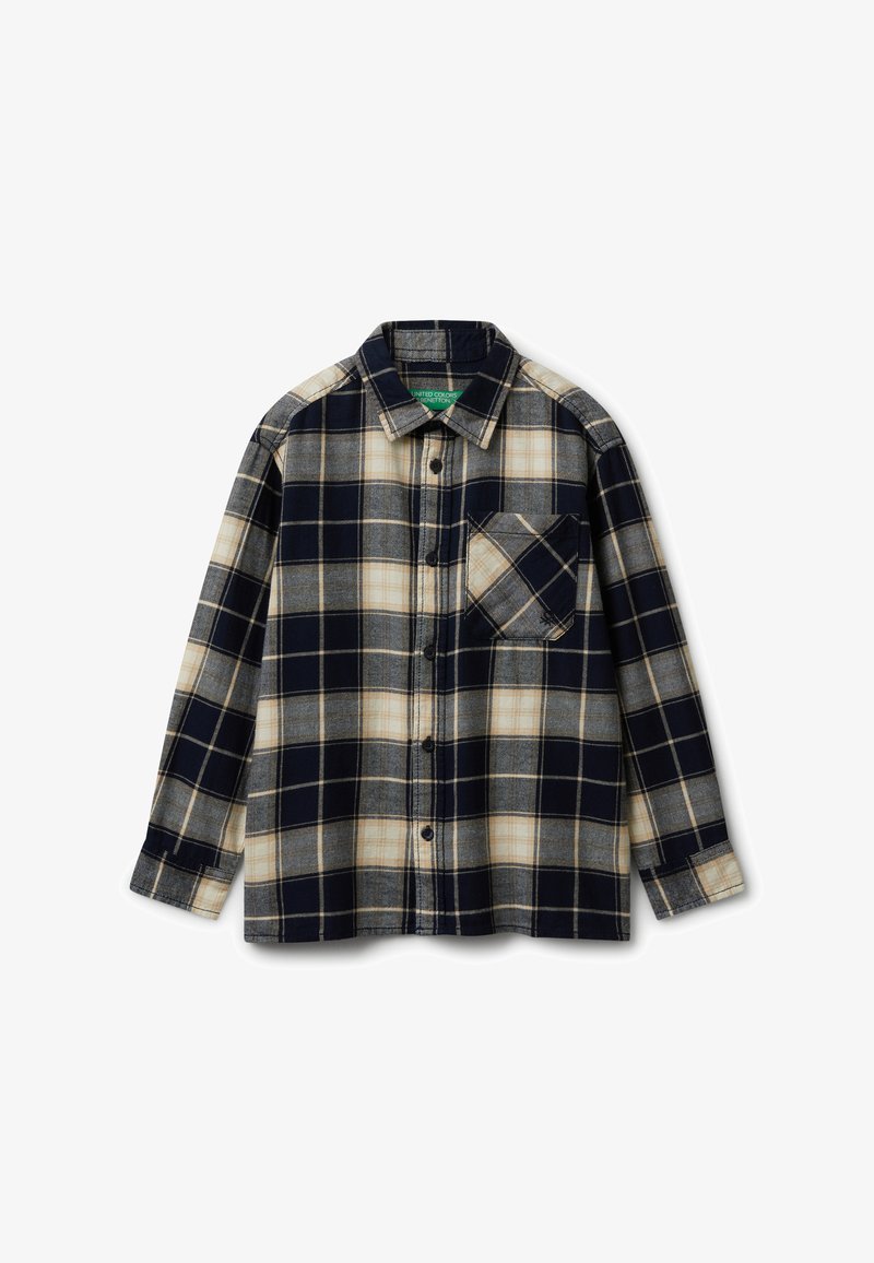 Camicia di flanella a maniche lunghe con bottoni, in plaid nei colori blu navy, beige e grigio, con taschino sul petto, distesa su uno sfondo bianco.