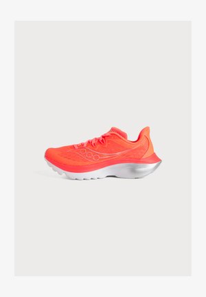 Hellorangefarbener Sportschuh mit weißer Sohle und silberner Fersenstütze, mit Mesh-Obermaterial und Schnürverschluss, von der Seite gezeigt.