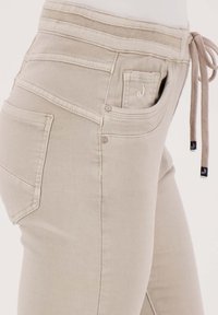 Niet geselecteerd, beige