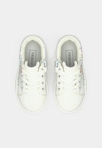 Λευκά συνθετικά αθλητικά παπούτσια με ομαλή υφή, με σύστημα κορδονιών, ασημένιες οπές και πολύχρωμα εκτυπωμένα γραφικά στα πλευρά.