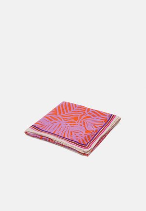 Złożony szalik z pomarańczowym i fioletowym wzorem liści oraz beżową, fioletową i pomarańczową paskowaną obwódką na białym tle.