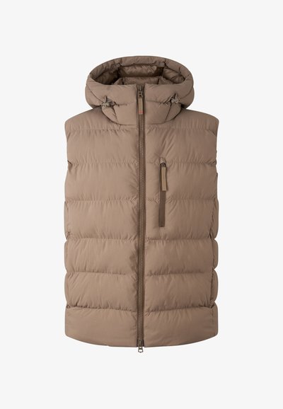 Braune Steppweste mit Kapuze, ausgestattet mit einem Reißverschluss vorne und einer Brusttasche. Das Material ist glatt mit einer gesteppten Oberfläche und sichtbaren Nähten.