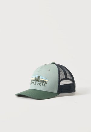 Baseballmütze mit einfarbig grünem Front- und Schirmteil, dunklem Netzrücken und einer auf dem Vorderteil gestickten Berglandschaft.