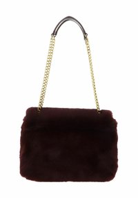 Bordeauxrode tas van nepbont met een overslagontwerp, gouden kettingriem en gladde bruine leren handvat. Zachte textuur en compacte vorm.