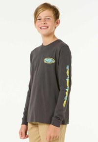 Langärmliges graues Shirt mit buntem Logo auf der Brust und grafischem Muster an den Ärmeln, aus weichem Baumwollstoff gefertigt.