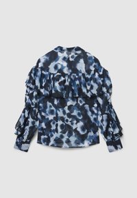 Blau-schwarze Bluse mit Muster und Rüschenbesatz über den Schultern und Ärmeln, mit transparentem Stoff und geknöpften Manschetten.