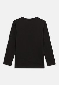 Tricou negru cu mânecă lungă, fabricat din bumbac, cu guler rotund și un design simplu, fără grafice sau modele.