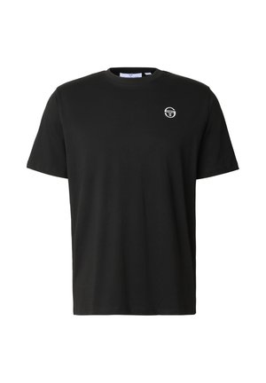 T-shirt nera a maniche corte con scollo rotondo e piccolo logo circolare bianco sul petto a sinistra, design semplice, mostrata su sfondo bianco.