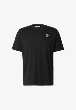 T-shirt nera a maniche corte con scollo rotondo e piccolo logo circolare bianco sul petto a sinistra, design semplice, mostrata su sfondo bianco.
