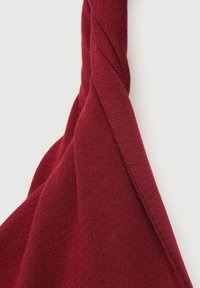 Tecido de bumbac burgundy cu un detaliu răsucit, având o textură netedă și o ușoară elasticitate, subliniind un design drapat.