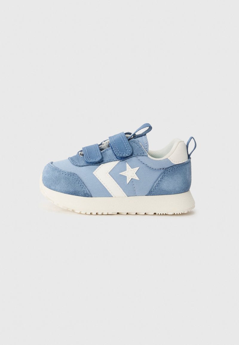 Baskets pour tout-petits bleues en daim et toile, avec un logo en forme d'étoile blanche, des bandes Velcro, une doublure intérieure douce et une semelle blanche texturée.