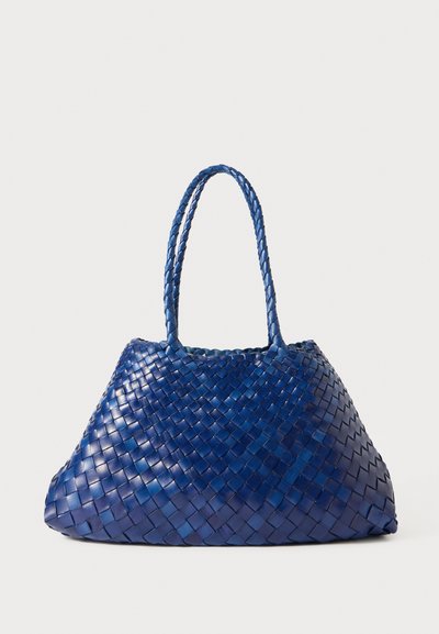 Geflochtene blaue Leder-Tote mit zwei geflochtenen Griffen, die eine lässige, winklige Form und eine texturierte Oberfläche aufweist.