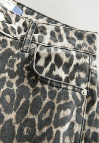 Leopardprint denimshorts met een gestructureerde taille, voorzak, zwart en beige kleurenschema, afgewerkt met zilveren knopen.
