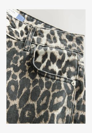 Shorts en denim imprimé léopard avec une taille structurée, poche avant, dans une palette de couleurs noire et beige, agrémentés de boutons en métal argenté.