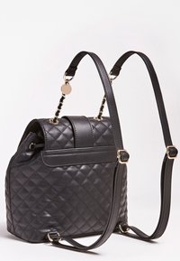 Czarna pikowana skórzana torebka na ramię z regulowanymi czarnymi paskami, z złotymi akcentami i przednią kieszenią. Prostokątny kształt z wyraźnie zdefiniowanym designem.