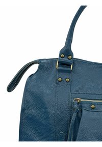 Sac à main en cuir bleu avec surface texturée, détails métalliques dorés et poche zippée à l'avant. Les poignées sont robustes avec des détails assortis bleus.