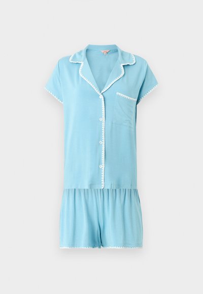 Haut de pyjama bleu clair à manches courtes avec boutons et short assorti, bordure blanche en forme de feston sur le col, la poche, les manches et les ourlets.