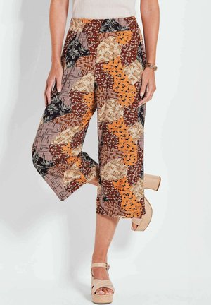 Pantaloni a gamba larga con un assortimento di motivi floreali e geometrici in tonalità terrose di arancio, marrone e nero.