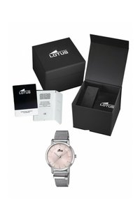 Reloj de malla plateada con una esfera redonda de color rosa claro y marcadores minimalistas. Viene con una caja negra y una tarjeta de garantía.