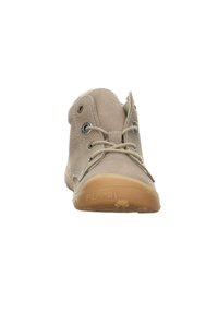 Botines de ante beige con puntera redonda, ojales de metal y cordones grises. Cuentan con una suela de goma texturizada para agarre y flexibilidad.
