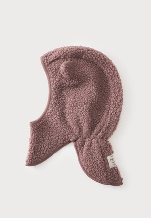 Cagoule en polaire mauve à texture douce avec pompon attaché et bordure cousue, conçue pour couvrir la tête et le cou.