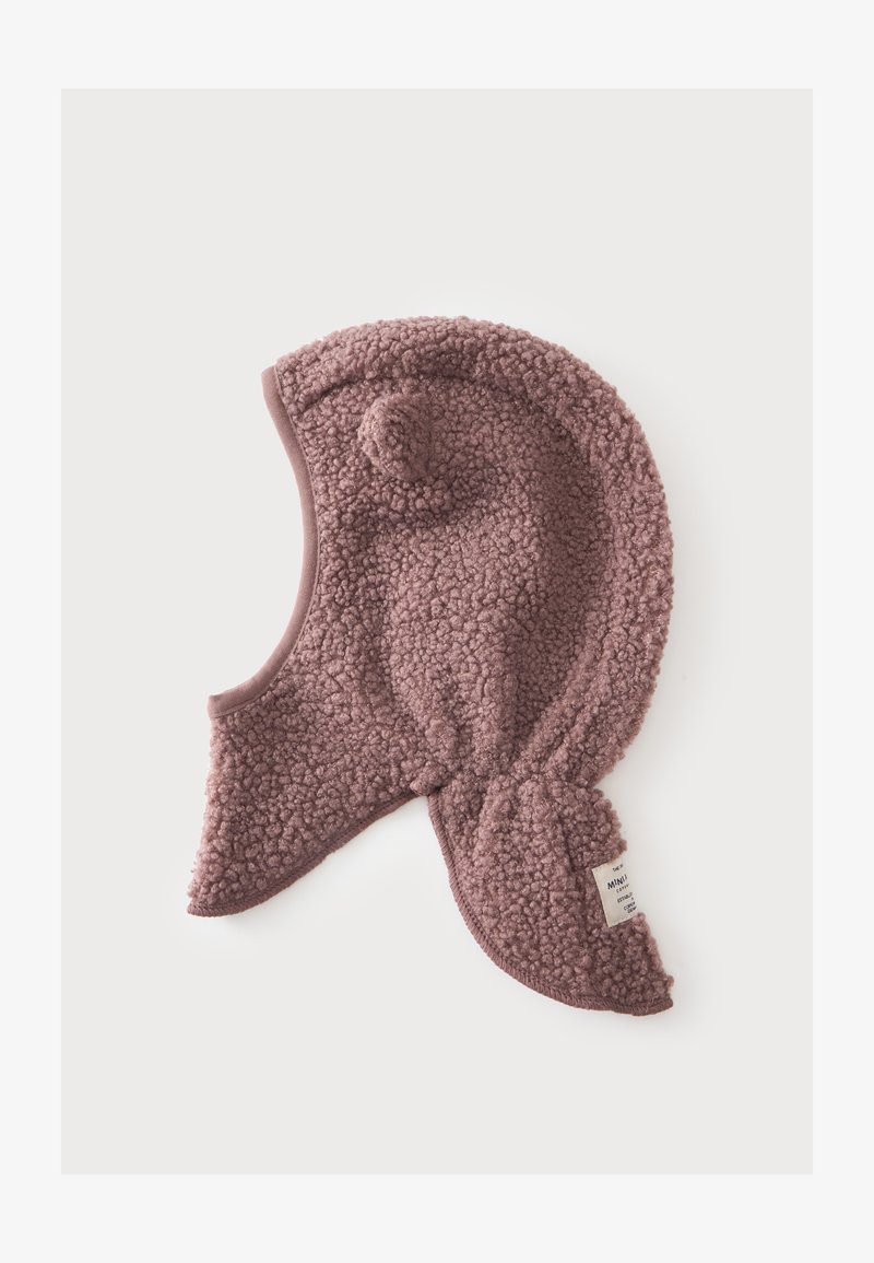 Cagoule en polaire mauve à texture douce avec pompon attaché et bordure cousue, conçue pour couvrir la tête et le cou.