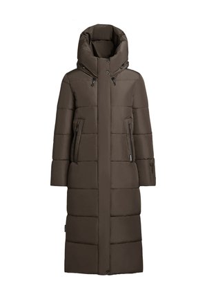 Abrigo puffer largo en marrón oscuro, con cuello alto y capucha sobredimensionada. Presenta costuras horizontales, dos bolsillos con cremallera y un dobladillo recto.