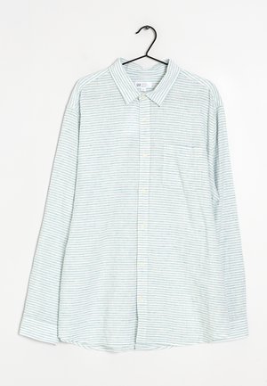 Chemise à manches longues rayée bleue clair et blanche avec un col, un devant à boutons et une poche poitrine, fabriquée à partir d'un tissu texturé.