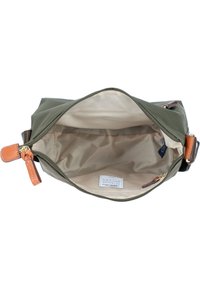 Borsa in pelle verde oliva con accenti color marrone chiaro; ampia apertura che mostra un interno beige; include un'etichetta del marchio e una chiusura con zip.