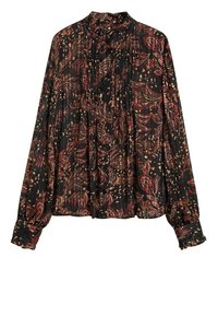 Blouse noire à fleurs avec des manches longues, dotée de poignets à volants, de plis et d'un col haut. Le motif comprend des accents rouges et dorés sur le tissu.