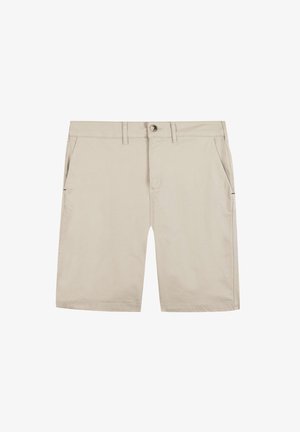 Pantaloni corti in cotone beige con chiusura a bottone, passanti per cintura, due tasche laterali e design a gamba dritta. Texture liscia con accenti minimi.