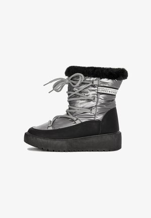 Srebrne bufiaste buty z czarną syntetyczną podeszwą, z futrzanym wykończeniem u góry, elastycznym sznurowaniem oraz matową, teksturowaną powierzchnią.