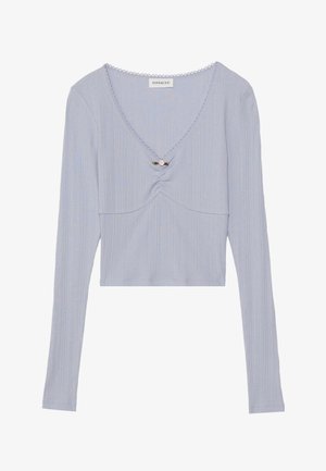 Svetlo modra dolgavratna krajša majica z rebrasto teksturo, V-izrezom, nabranim sprednjim detajlom in okrasno iglo v sredini.