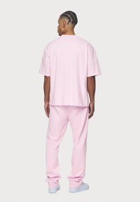 Pegador LOGO WIDE PANTS - Pantalones deportivos - washed bubblegum