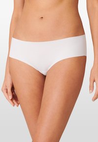 Weiße nahtlose Hipster-Unterwäsche mit glatter Textur und minimaler Abdeckung sowie einem breiten Bund für einen bequemen Sitz.