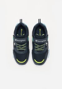 Sneaker con marchio Champion, realizzate con una tomaia in rete navy, accenti in verde brillante e blu, colletto imbottito e punta rinforzata. Suola bianca.