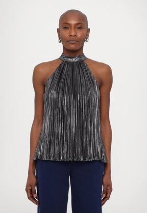Top halter senza maniche in metallo con pieghe verticali, in nero e argento, caratterizzato da un collo alto e una silhouette fluida.