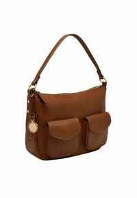 Braune Lederhandtasche mit strukturierter Oberfläche, ausgestattet mit zwei Fronttaschen und einem langen Schulterriemen mit goldfarbenen Hardware-Akzenten.