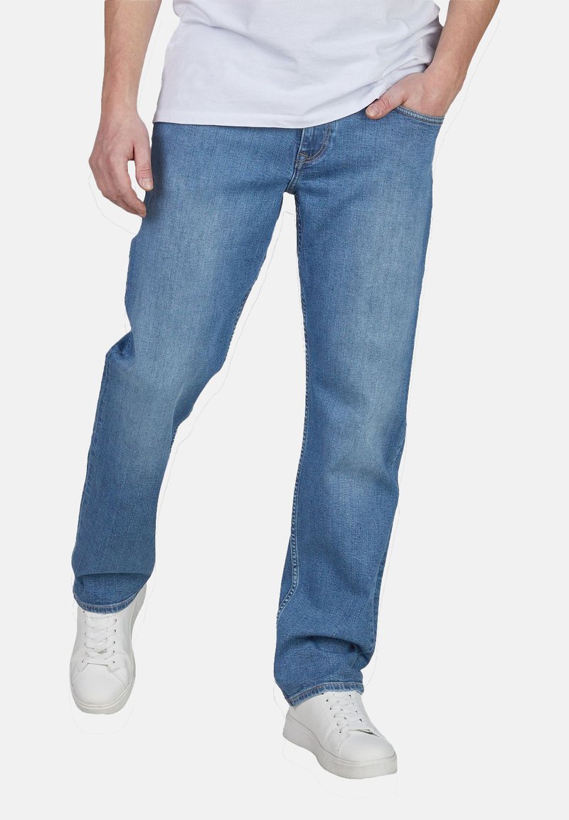 Jeans de mezclilla azul claro con un diseño de pierna recta, cinco bolsillos y detalles de costura visibles. Combinados con zapatillas blancas.