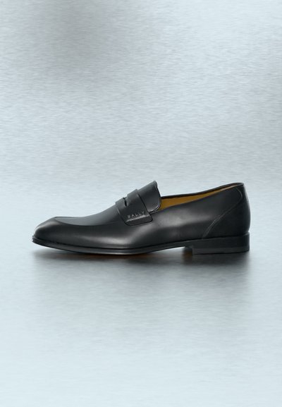 Μαύρο δερμάτινο ανδρικό παπούτσι τύπου slip-on με χαμηλό τακούνι και λουράκι στο πάνω μέρος με ανάγλυφο λογότυπο "BALLY".