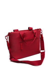 Borsa rossa e rettangolare realizzata in materiale sintetico liscio. Presenta due manici corti e una tracolla removibile e regolabile. Tasca con zip sul fronte.