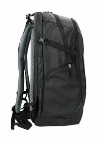 Schwarzer Rucksack aus strukturiertem Stoff, gepolsterter Mesh-Rücken und -Trägern, verstellbaren Schnallen und einer Reißverschlusstasche an der Seite.