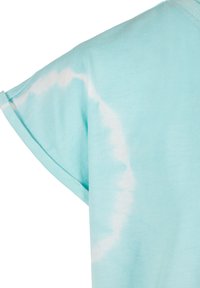 Světle modré tričko s krátkým rukávem s technikou tie-dye, které má měkkou texturu a na látce se nachází kruhový bílý vzor.