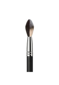 Brocha de maquillaje con una cabeza de brocha en forma cónica, mango negro mate y diseño de virola metálica brillante. Cerdas suaves y densas que degradan del negro al blanco.