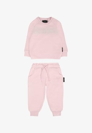 Roze sweatshirt en bijpassende joggers set gemaakt van zacht materiaal, met ribbels aan de mouwen, zakken en subtiele branding op beide stukken.