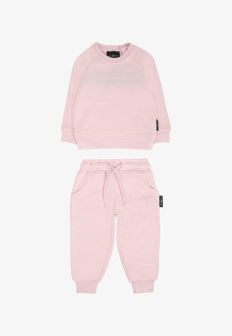 Felpa rosa e pantaloni jogger coordinati realizzati in un morbido tessuto, caratterizzati da polsini a coste, tasche e un logo discreto su entrambi i capi.