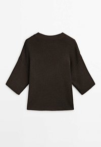 Mørkebrun, strikket sweater med en firkantet form, faldende skuldre og halv-lange ærmer. Ribbet tekstur langs halsudskæringen og sømmen.