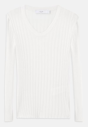 Haut en tricot côtelé blanc à manches longues et décolleté en V. Texture douce et design ajusté. Présente des lignes verticales subtiles et des fentes latérales.