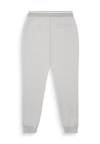 Pantalones joggers de color gris claro con forma ajustada, cinturilla elástica y puños. Presenta un bolsillo trasero con un sutil detalle de logo. Tejido de textura suave.