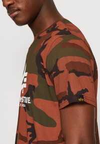 Alpha Industries CAMO - Triko s potiskem - burned